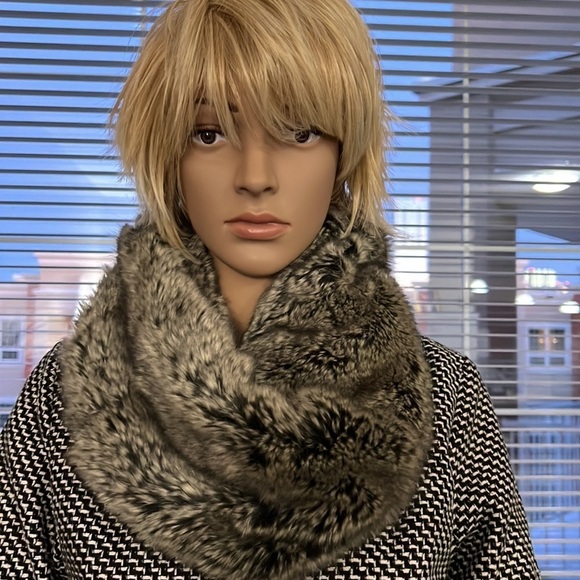 Grey Wolf Circle Faux Fur Scarf from Indigo - Picture 11 of 11